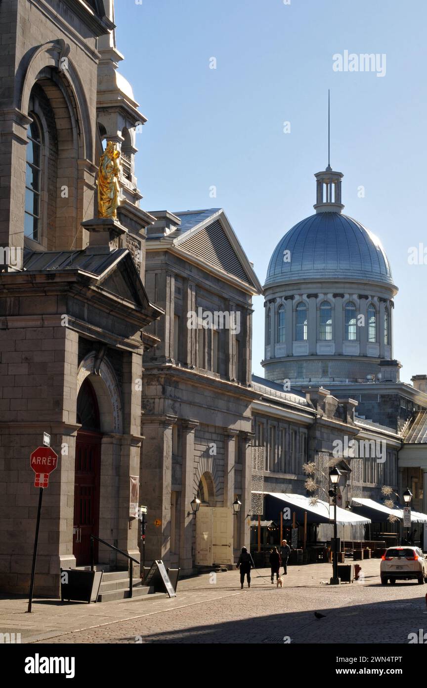 Le marché Bonsecours et la chapelle notre-Dame-de-bon-secours (à gauche) sont des points de repère et des attractions touristiques populaires dans le Vieux-Montréal historique. Banque D'Images
