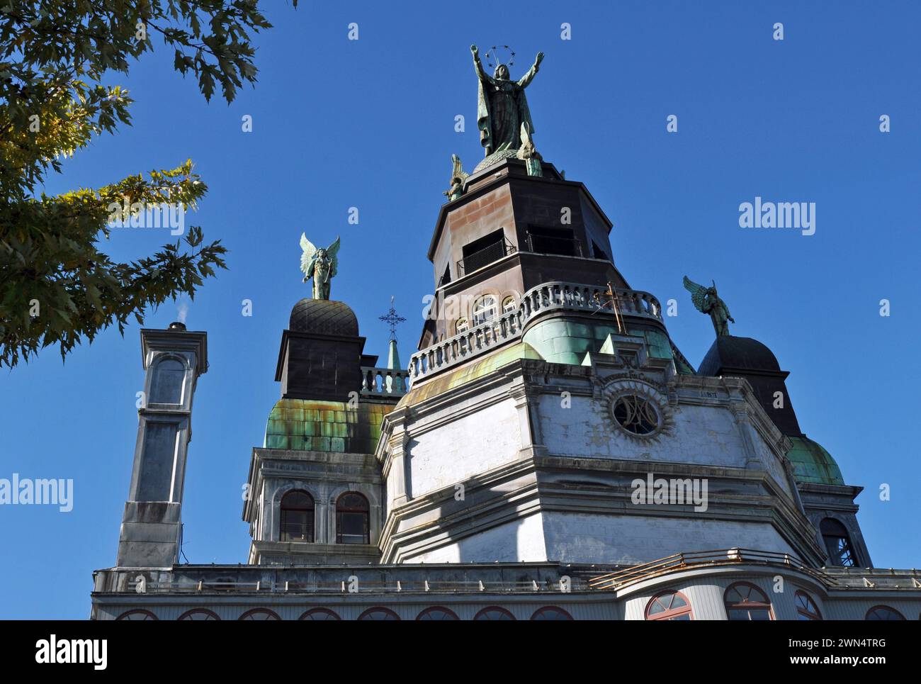Les statues de la chapelle historique notre-Dame-de-bon-secours font face au Vieux-Port et sont aménagées Fleuve Lawrence à Montréal. Banque D'Images