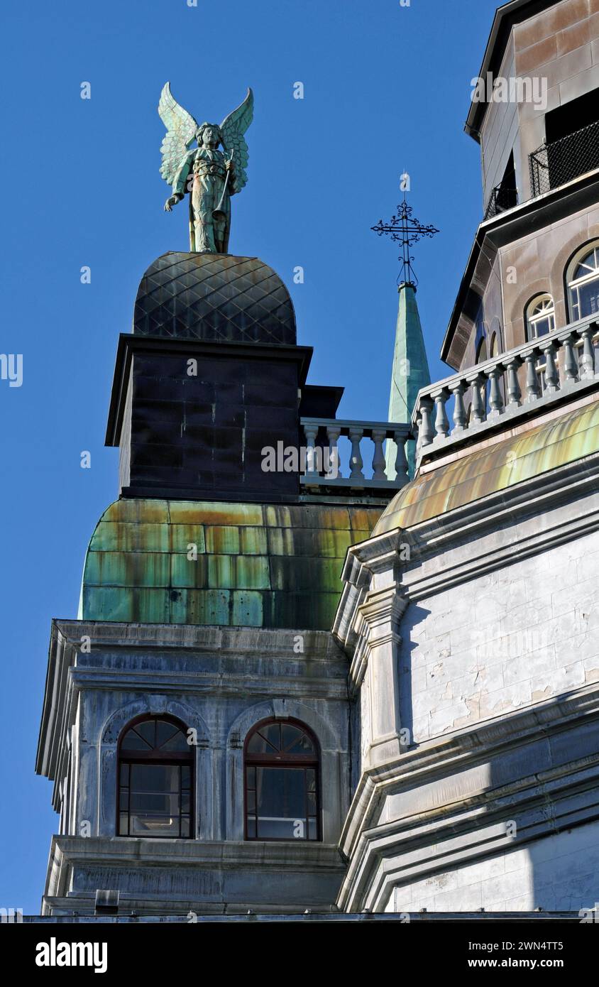 La statue d'un ange sur la chapelle historique notre-Dame-de-bon-secours, qui date de 1771, dans le Vieux-Montréal. Banque D'Images