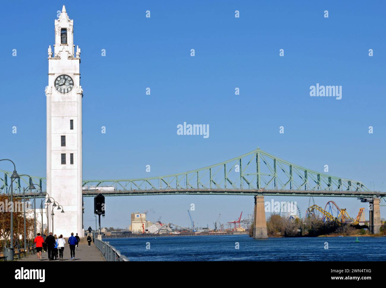 La tour historique de l'horloge de Montréal, mémorial des marins perdus lors de la première Guerre mondiale, avec le pont Jacques-Cartier et le parc d'attractions la ronde. Banque D'Images