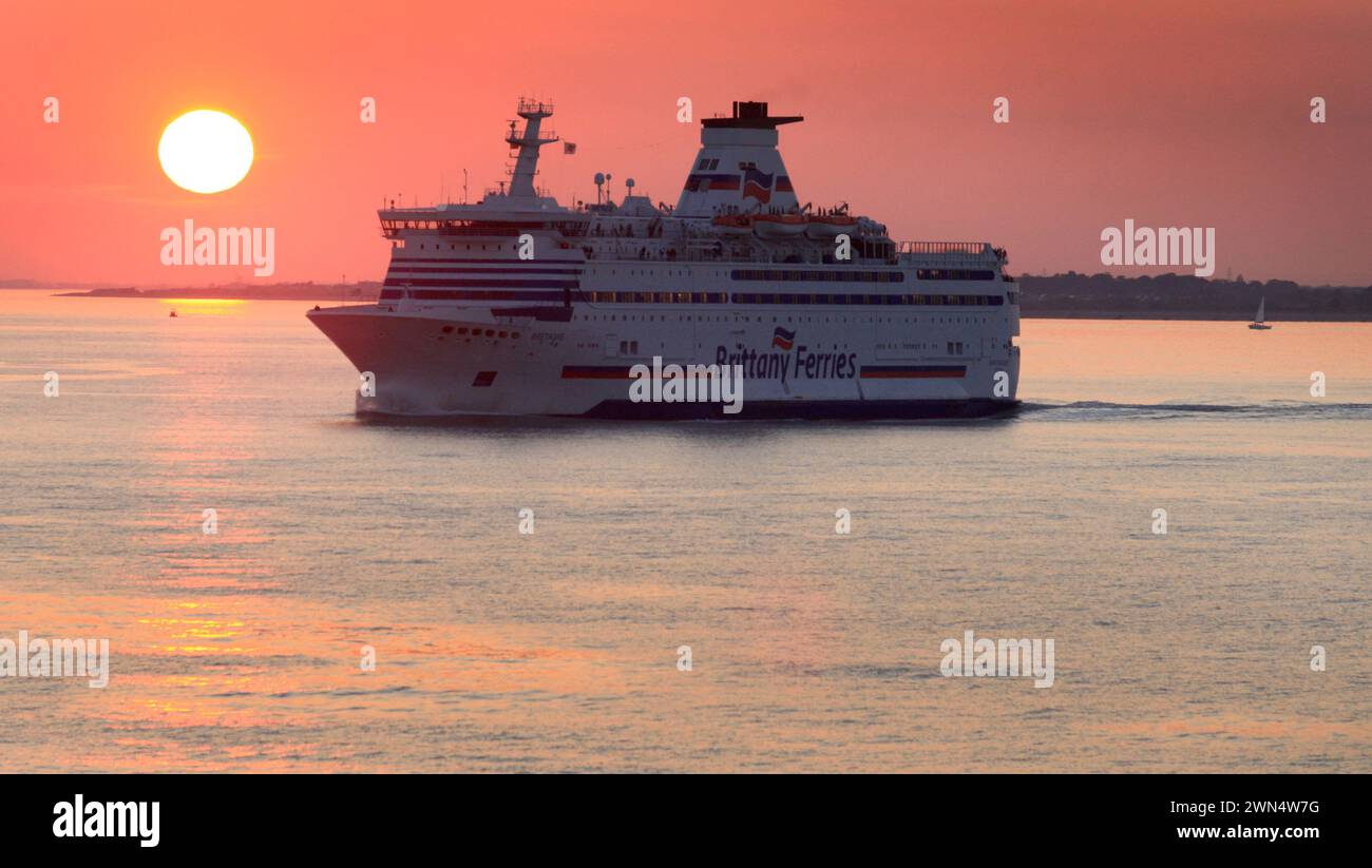 26/05/13 le soleil se couche sur le Solent près de Portsmouth alors que les vacanciers à la recherche d'un meilleur temps quittent Portsmouth sur un ferry à destination de la France en dernier Banque D'Images