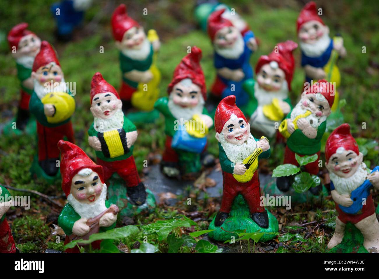 29/05/15 gnomes tuneful. Pour un groupe de gens rusés, la pluie d'aujourd'hui ne fait qu'ajouter au plaisir que l'on peut avoir à la plage, à la pêche dans la rivière ou au playi Banque D'Images