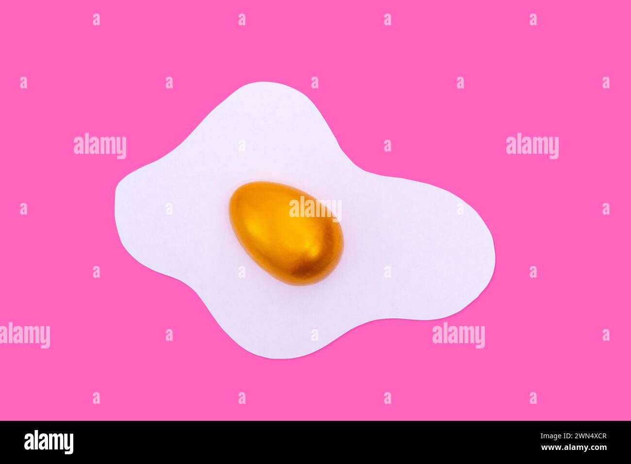 Disposition créative faite d'œufs brouillés avec des œufs de Pâques dorés décorés sur un fond rose. Concept minimal de vacances de printemps. Banque D'Images