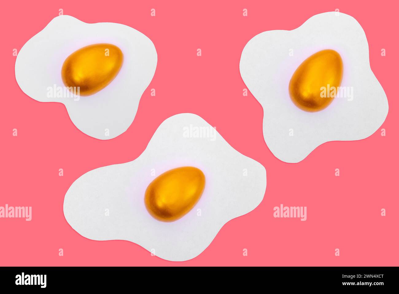 Disposition créative faite d'œufs brouillés avec des œufs de Pâques dorés décorés sur un fond rose. Fond de motif rose minimal. Vacances de printemps Concepp Banque D'Images