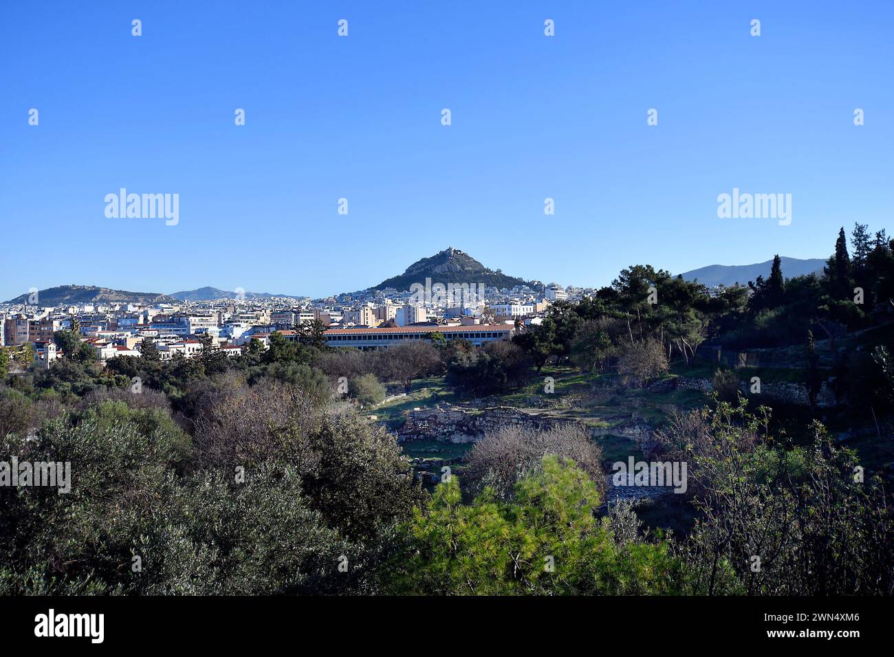 Athènes, Grèce - paysage urbain avec vue sur la colline de Lycavittos également connu sous le nom de Mont Lycabette Banque D'Images