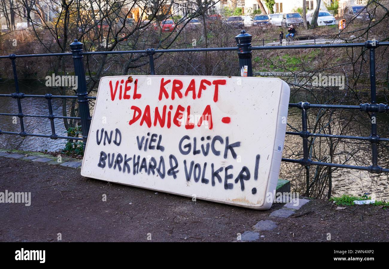 Berlin, Allemagne. 29 février 2024. Les mots 'bonne chance Daniela - et bonne chance Burkhard & Volker!' Sont écrits sur un vieux matelas sur une balustrade le long du canal Landwehr. Suite à l'arrestation de Daniela Klette, ancienne terroriste de la RAF, les enquêteurs supposent que les terroristes Ernst-Volker Staub et Burkhard Garweg sont probablement à Berlin. Crédit : Annette Riedl/dpa/Alamy Live News Banque D'Images
