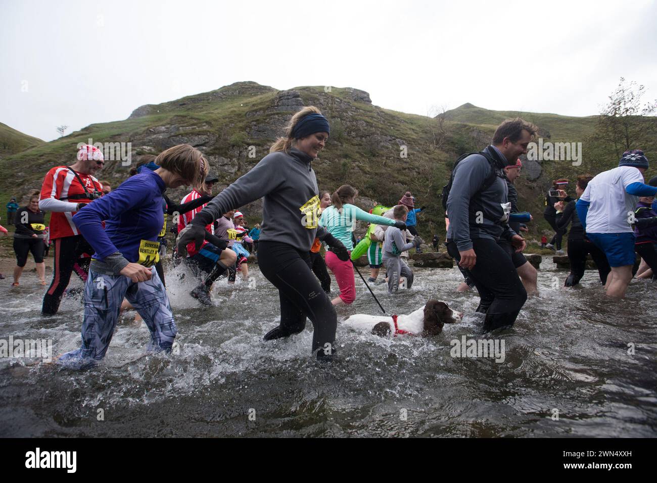 06/11/16 ***AVEC VIDÉO*** malgré les températures qui montent à peine au-dessus du point de congélation, environ 1 400 coureurs fous ont relevé le défi de cross-country d'un quatre- Banque D'Images