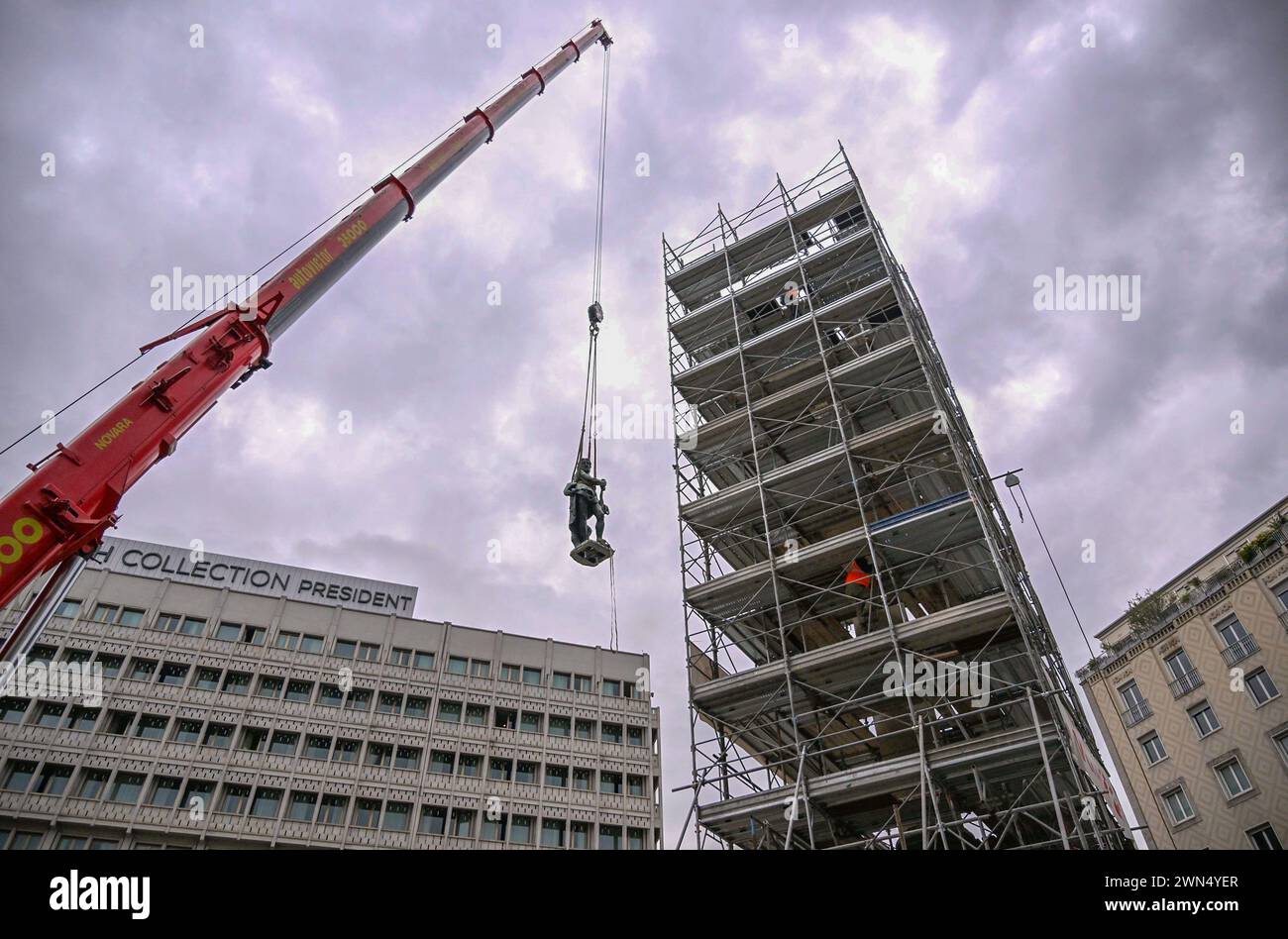 Milan, Italie. 29 février 2024. Foto Stefano Porta/LaPresse29-02-2024, Milano, Italia - Cronaca - la Statua di Cristo viene ricollocata sulla colonna del Verziere dopo i lavori di restauri in occasione dei lavori per la realizzazione della M4 e la riqualificazione di Largo Augusto 29 février 2024, Milan, Italie - Actualités - la statue du Christ est déplacée sur la colonne Verziere après les travaux de restauration lors de la construction de la M4 et le réaménagement du Largo Augusto crédit : LaPresse/Alamy Live News Banque D'Images