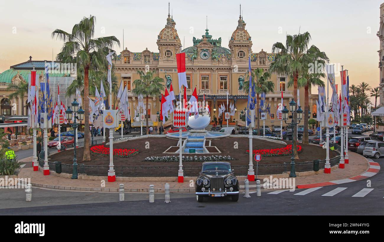 Monte Carlo, Monaco - 18 janvier 2012 : de nombreux drapeaux sur la place Poles Casino avec une partie du chemin de formule 1 au crépuscule de l'hiver. Banque D'Images