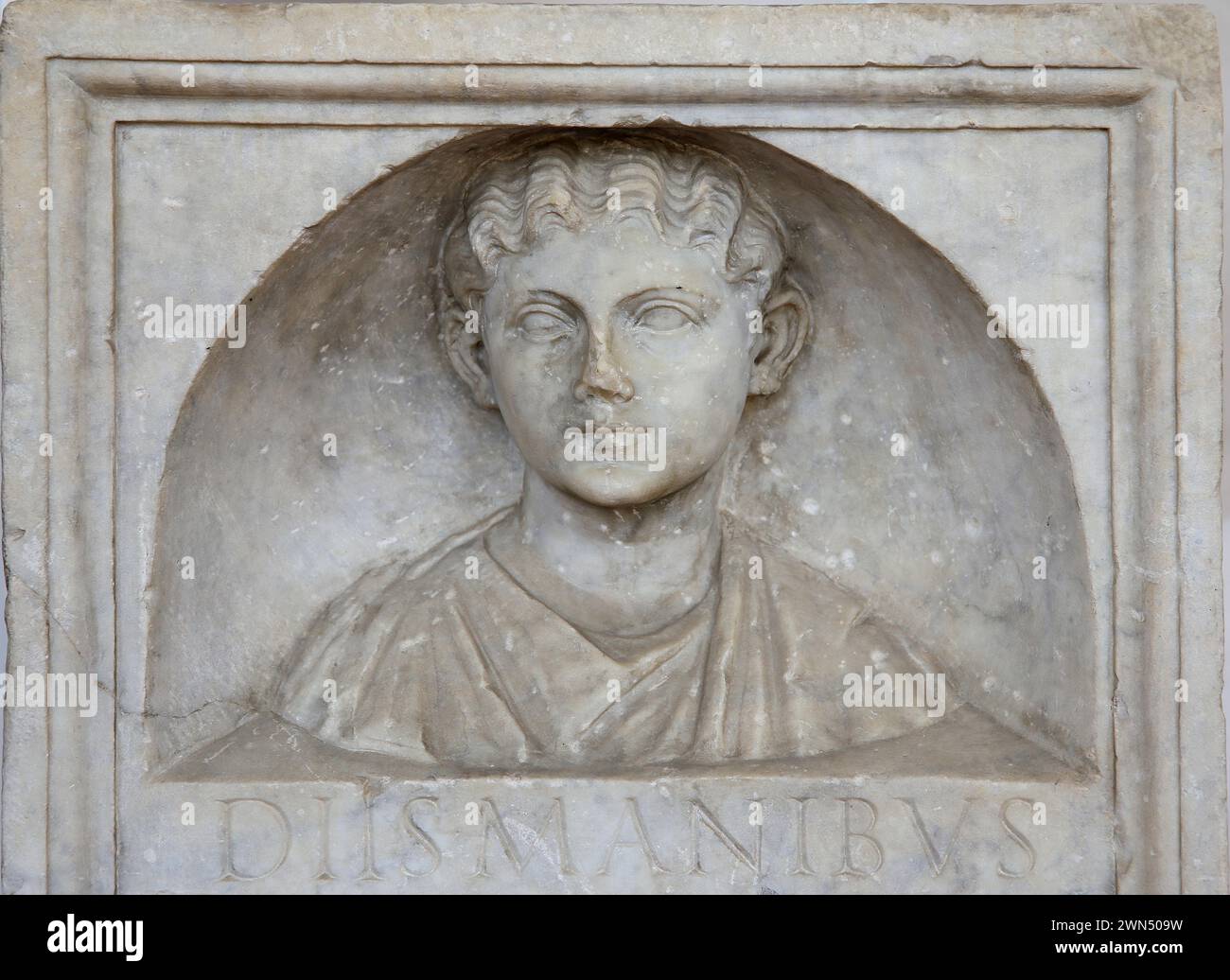 Autel funéraire dédié par Tiberius Claudius Suavis à cette daugther Minucia Suavis, épouse de Publiusa Sextilius Campanus. Décédé à l'âge de 14 ans Banque D'Images