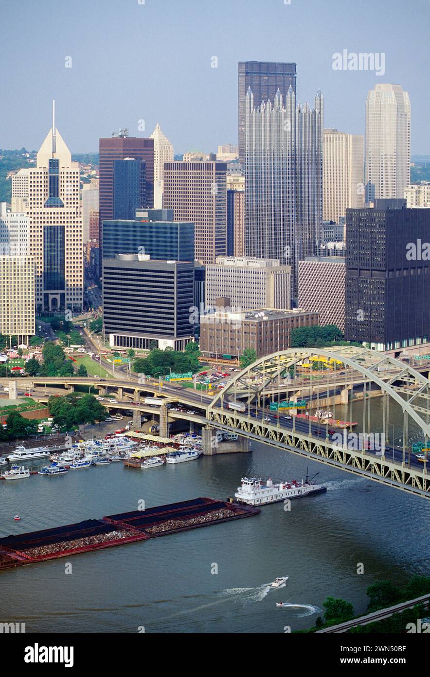 Pittsburgh ; Pennsylvanie ; horizon avec remorqueur poussant une barge de charbon sur la rivière Monongahela Banque D'Images