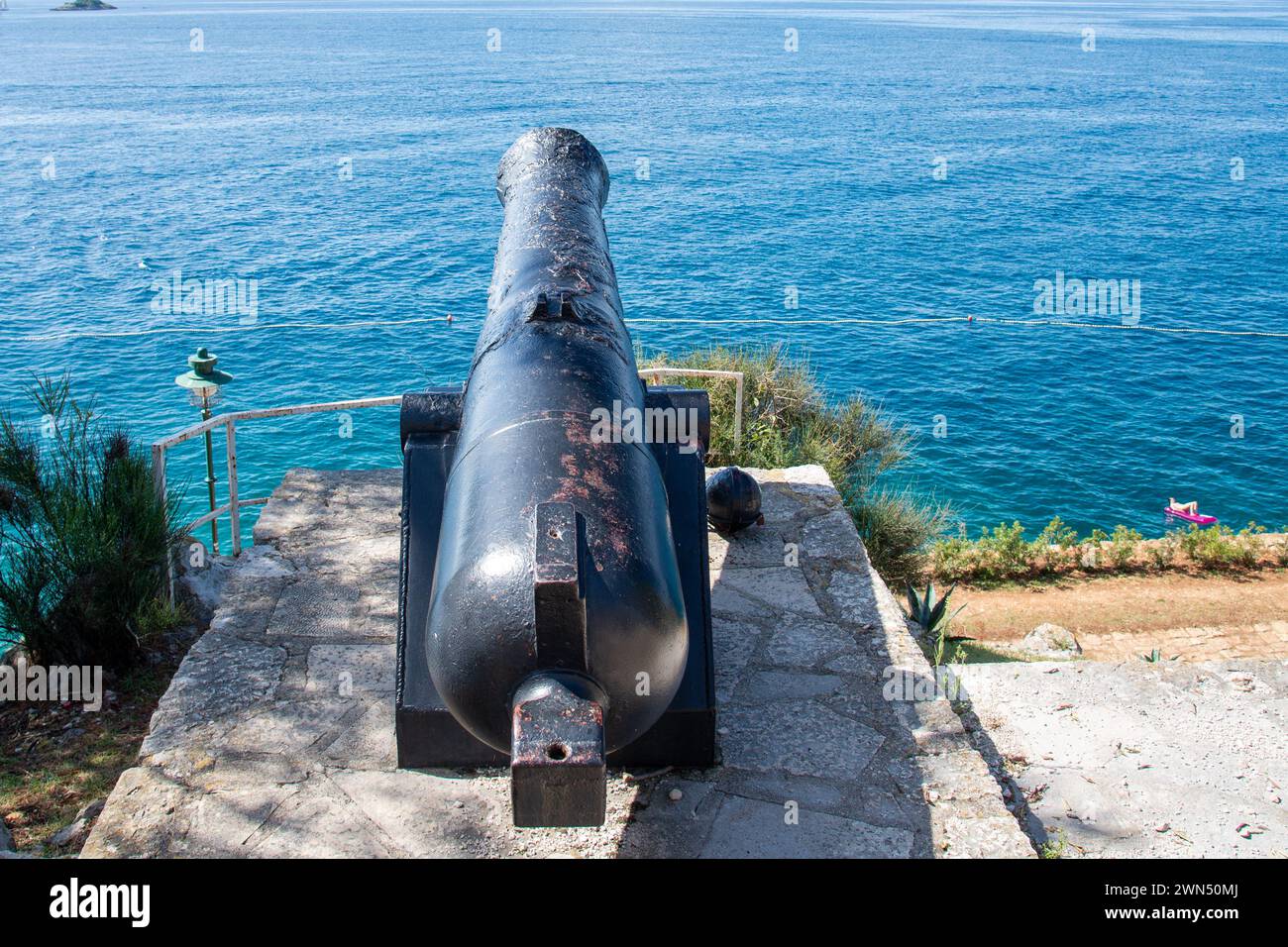 Un canon antique debout sur le quai de Rovinj, pointant vers la mer. Rovigno, Istrie, Croatie ,2019 Banque D'Images