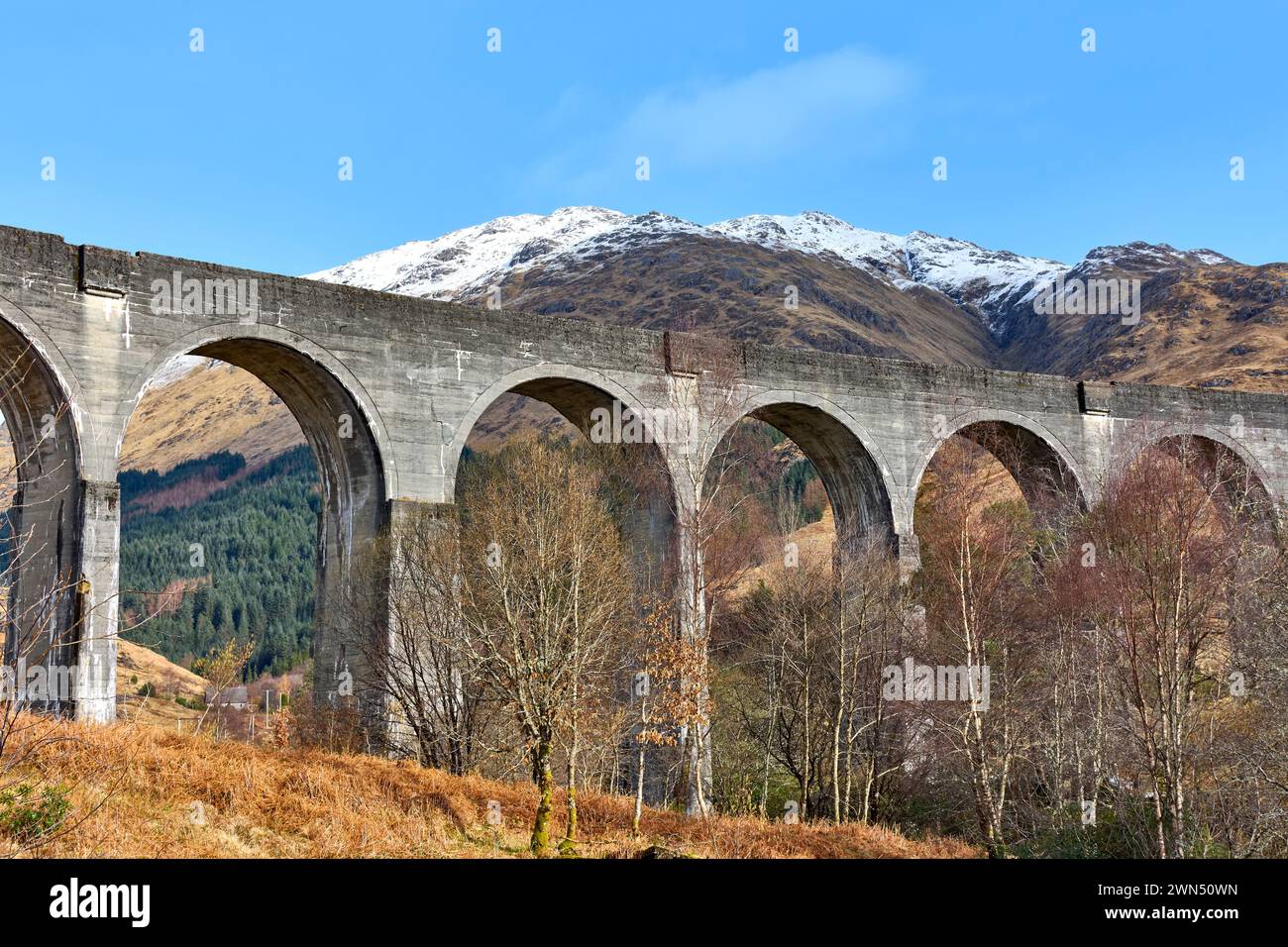 Glenfinnan Railway Viaduc Écosse les arches au début du printemps avec de la neige sur les montagnes Banque D'Images