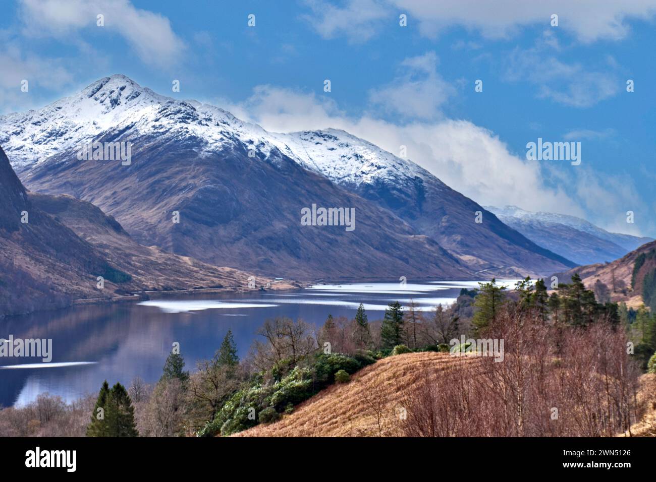 Glenfinnan Écosse Glen Shiel et le Loch avec ciel bleu et neige sur les montagnes Banque D'Images