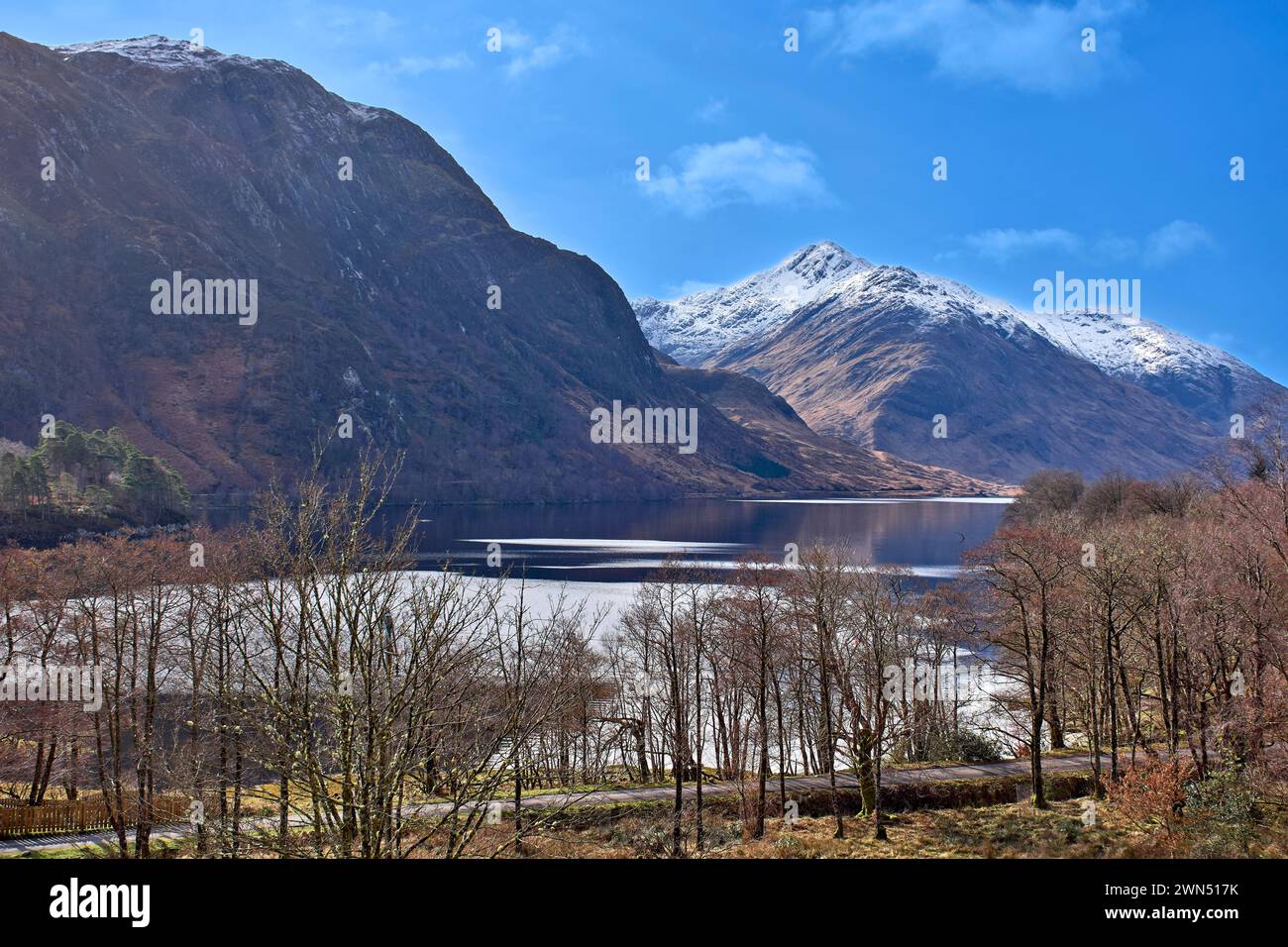 Vue sur le Loch Shiel et les montagnes enneigées depuis l'église de St Mary & St Finnan Glenfinnan Écosse Banque D'Images