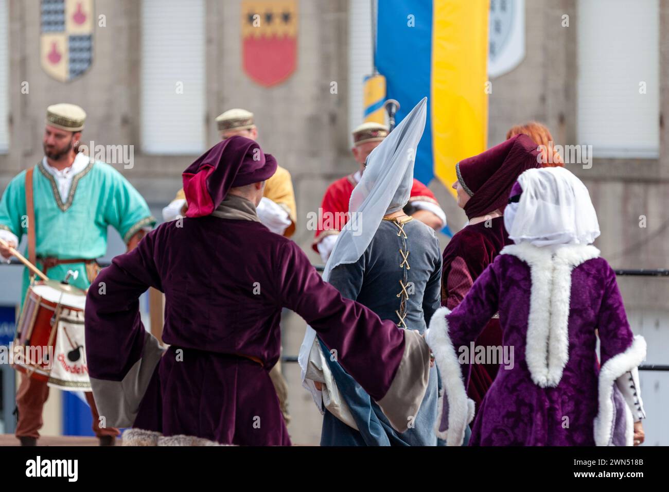 Saint Renan, France - 16 juillet 2023 : groupe de danseurs et de troubadours en tenue médiévale sur une plate-forme située sur la vieille place du marché pendant le sain Banque D'Images