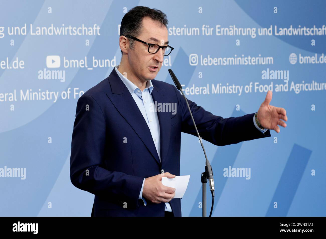 CEM Oezdemir, Bundesminister fuer Ernaehrung und Landwirtschaft, Buendnis 90/Die Gruenen, PK zu - Bundesprogramm zur Foerderung des Umbaus der landwirtschaftlichen Tierhaltung, DEU, Berlin, 29.02.2024 *** CEM Oezdemir, ministre fédéral de l'alimentation et de l'Agriculture, Alliance 90 les Verts, Conférence de presse sur le programme fédéral de promotion de reconversion de l'élevage agricole, DEU, Berlin, 29 02 2024 Banque D'Images