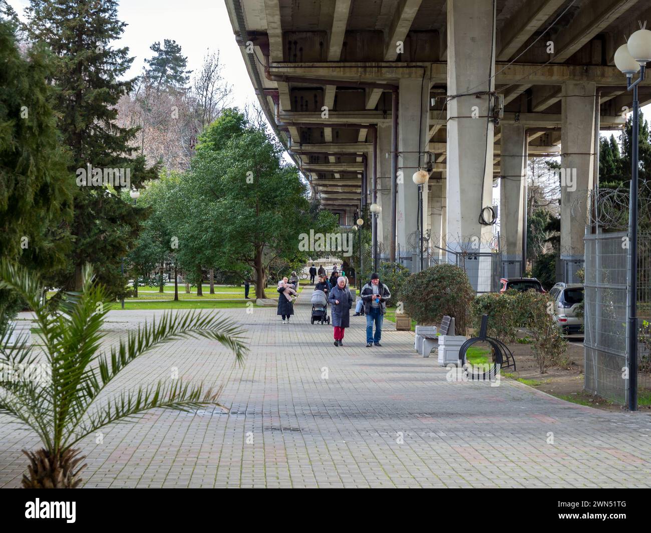 Hosta, Russie - 13 février 2023 : paysage urbain, fragment d'un parc sous le viaduc de Khostinsky, Sotchi, district de Khosta Banque D'Images