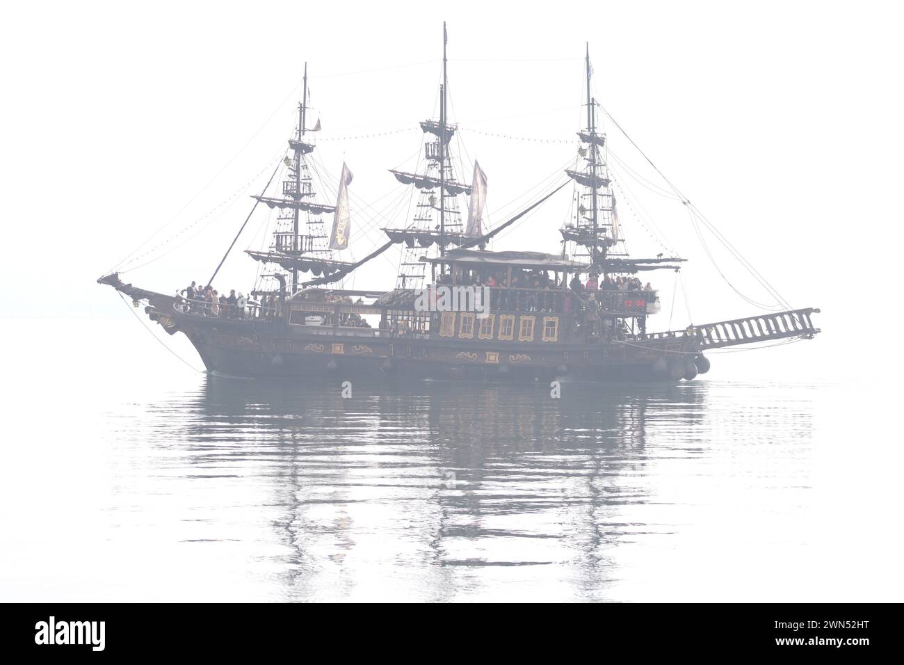 Voyage fantomatique. Bateau pirate attraction touristique croisière dans la mer égée brumeuse. Banque D'Images