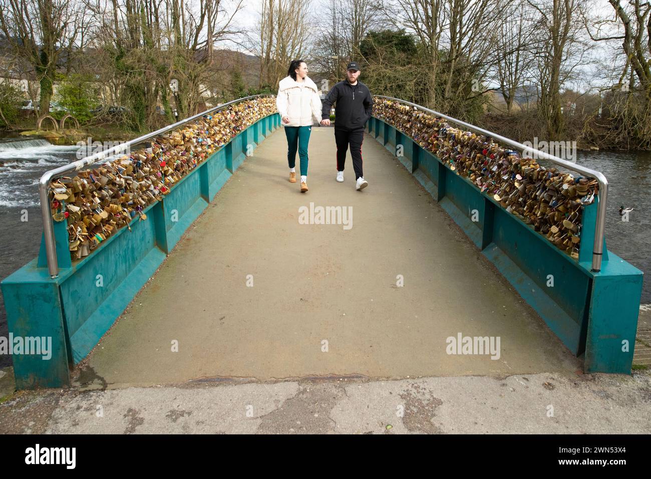 24/03/21 couple inconnu. Le pont Ôlove lockÕ Weir sur la rivière Wye à Bakewell. Prévoit de supprimer des centaines de milliers de serrures d'amour du Banque D'Images