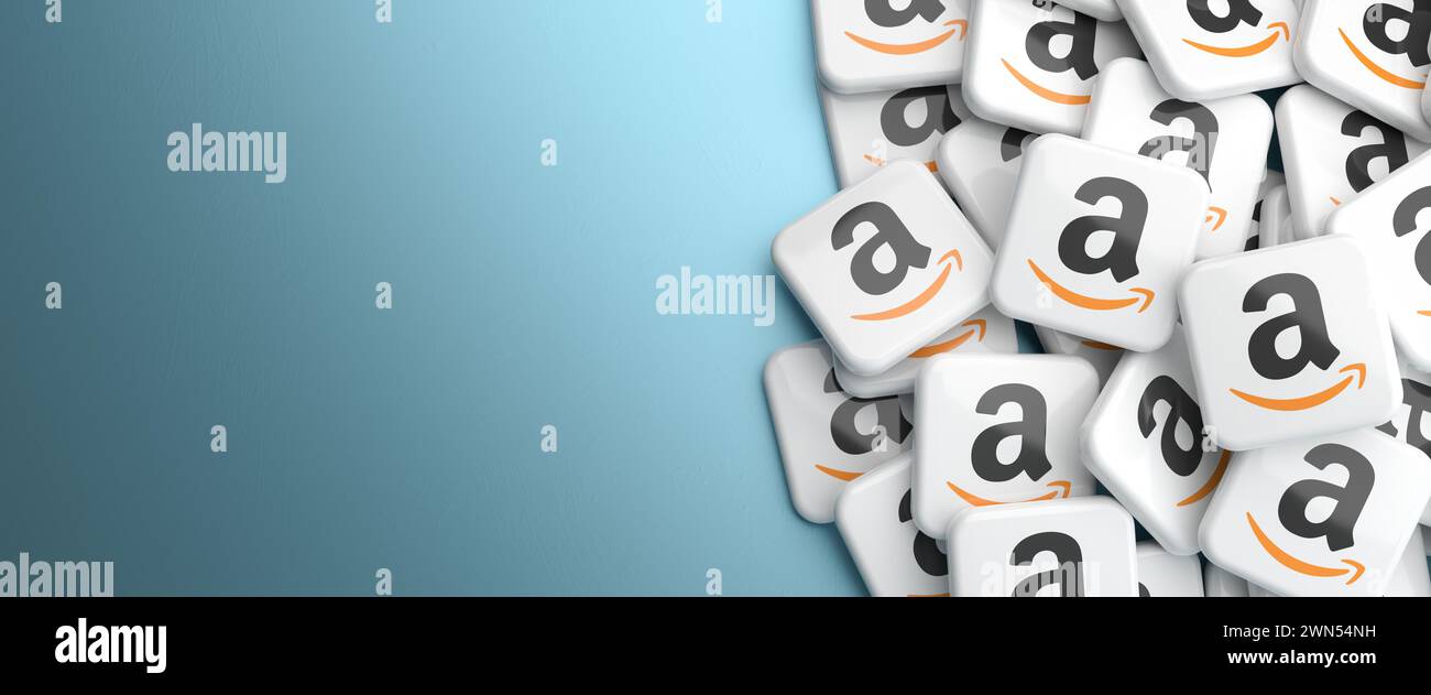 Logos de la société de commerce électronique et de cloud computing Amazon sur un tas sur une table. Espace de copie et mise au point sélective. Format de bannière Web. Banque D'Images