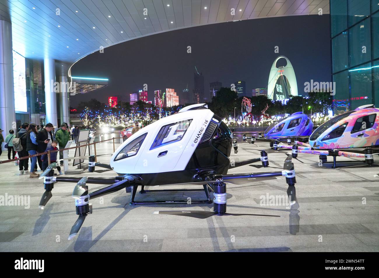 Guangzhou, Chine - 24 février 2024 : drones capables de transporter des personnes (drones), ou comme on les appelle aussi taxis aériens. Banque D'Images