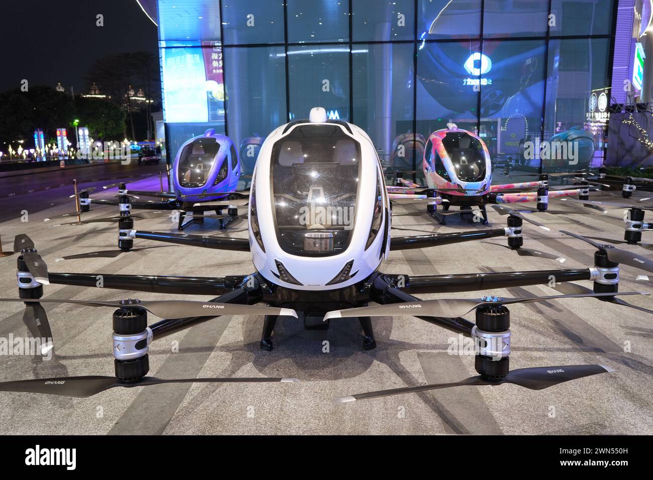 Guangzhou, Chine - 24 février 2024 : drones capables de transporter des personnes (drones), ou comme on les appelle aussi taxis aériens. Banque D'Images
