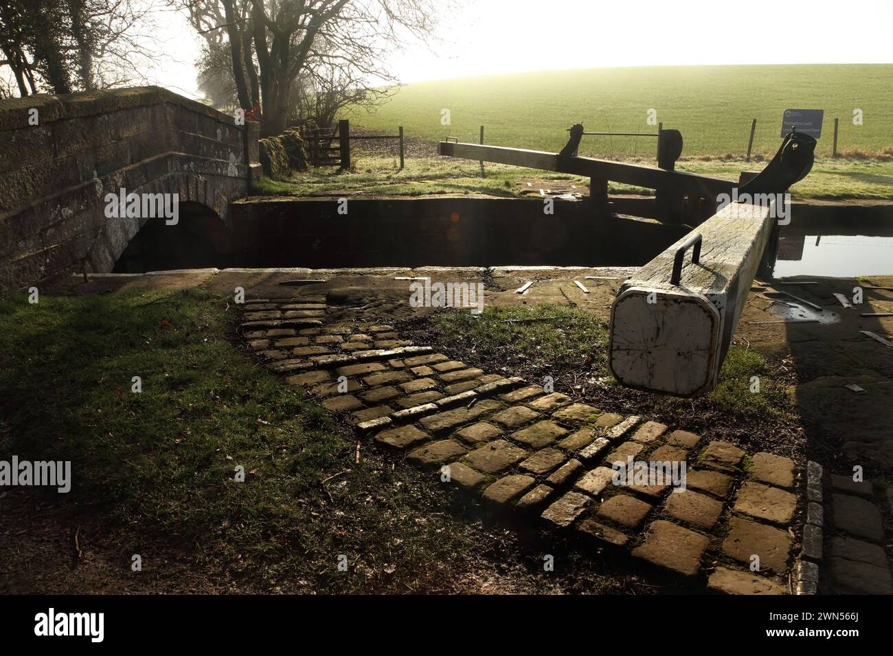 Pont no. 166 à Plantation Lock sur le canal Leeds-Liverpool près de Bank Newton, Gargrave, North Yorkshire. Banque D'Images