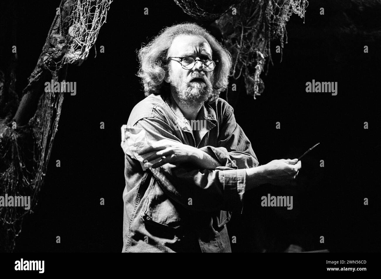 Ian McDiarmid (Ezra Pound) dans EZRA de Bernard Kops au Half Moon Theatre, 213 Mile End Road, Londres E1 05/05/1981 design : Mick Bearwish & Martin Sutherland éclairage : Adrian Redmond réalisateur : Robert Walker Banque D'Images