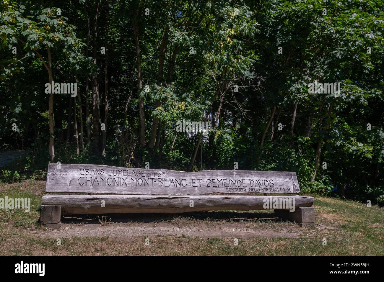 Banc pour commémorer 25 ans de jumelage entre Chamonix et Davos, une ville alpine dans le canton de Graubünden, Suisse, Chamonix, France Banque D'Images