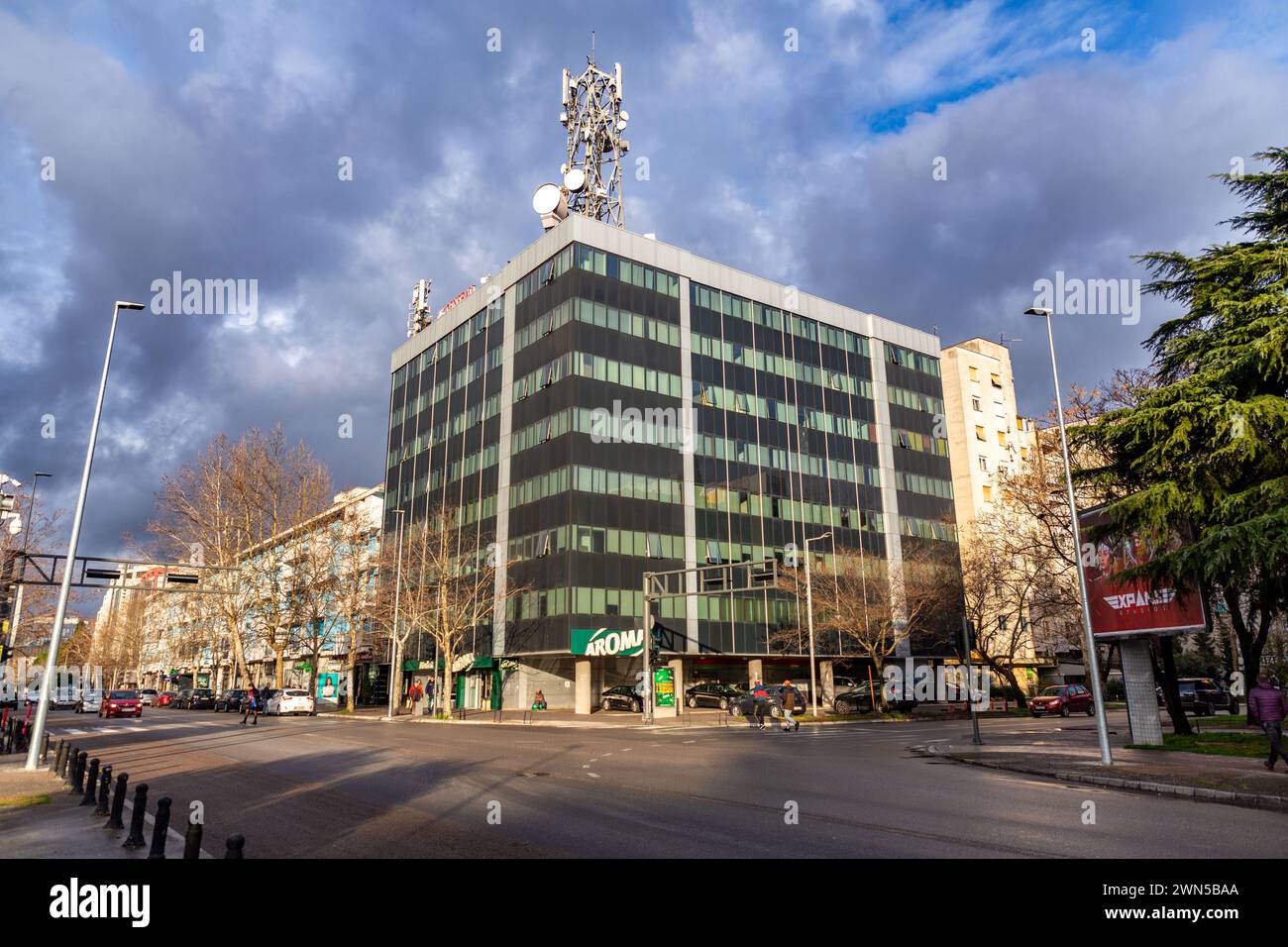 Podgorica, Monténégro - 12 février 2024 : architecture générique et vue sur la rue à Podgorica, la capitale du Monténégro. Banque D'Images
