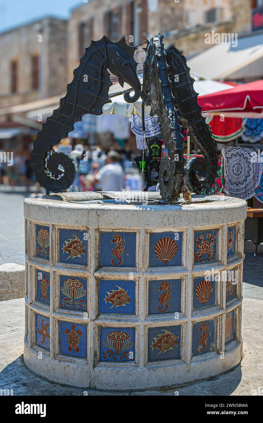 RHODES, GRÈCE - 30 JUIN 2022 : la fontaine des chevaux de mer sur la place des Martyrs juifs, vieille ville de Rhodes, la plus ancienne ville habitée d'Europe avec une histoire Banque D'Images