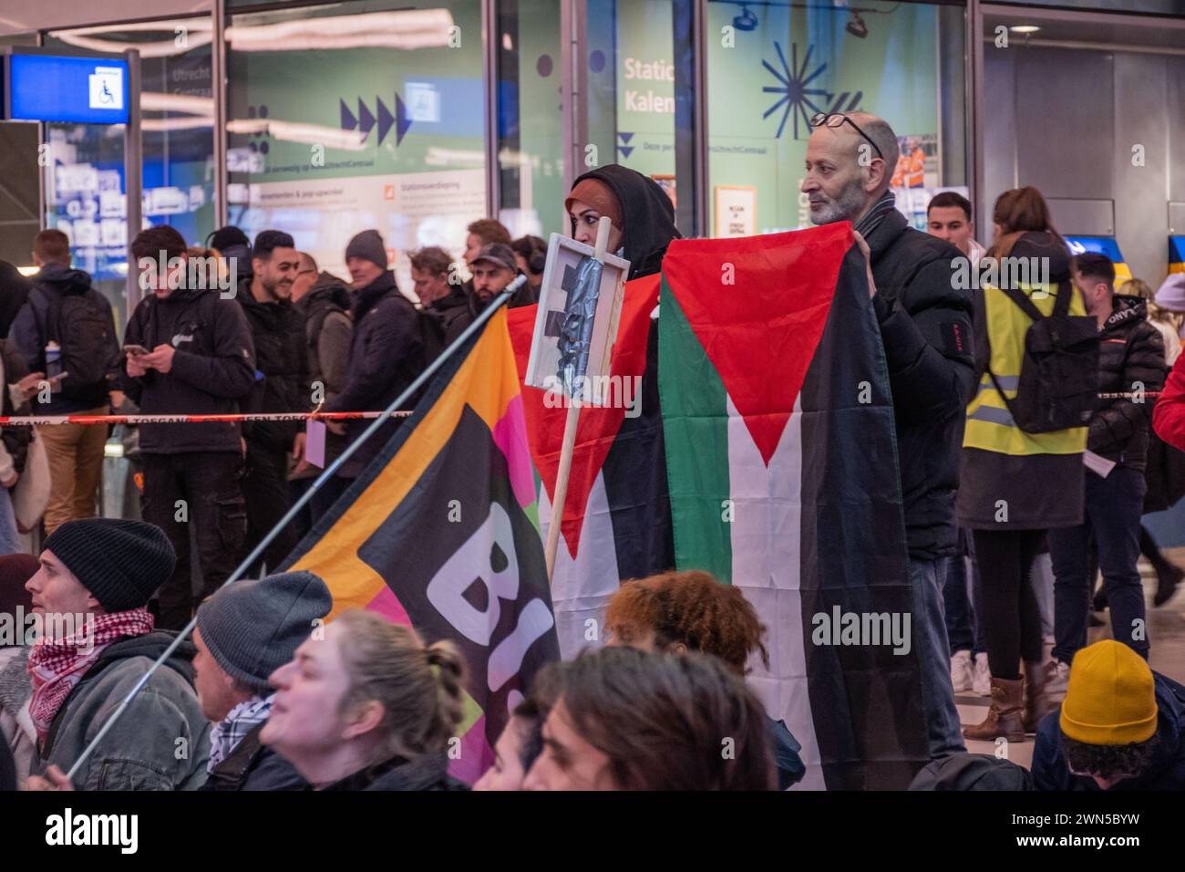 Utrecht, pays-Bas. 29 février 2024. Les partisans de la Palestine tiennent des sit-in pacifiques à travers les gares des pays-Bas. Une grande congrégation appelle publiquement à un cessez-le-feu à Gaza et au gouvernement néerlandais à revoir ses relations avec Isreal Banque D'Images