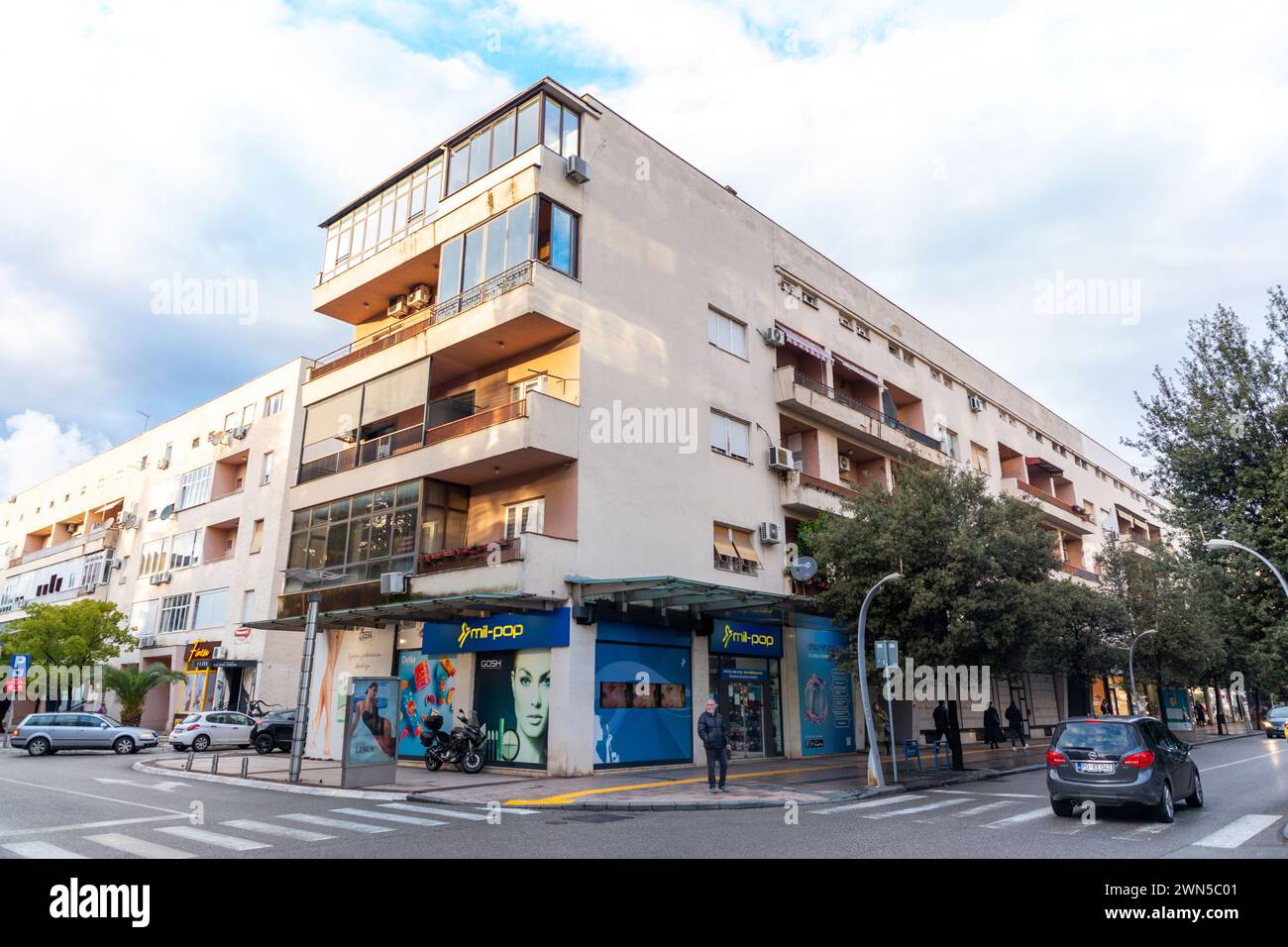 Podgorica, Monténégro - 12 février 2024 : architecture générique et vue sur la rue à Podgorica, la capitale du Monténégro. Banque D'Images