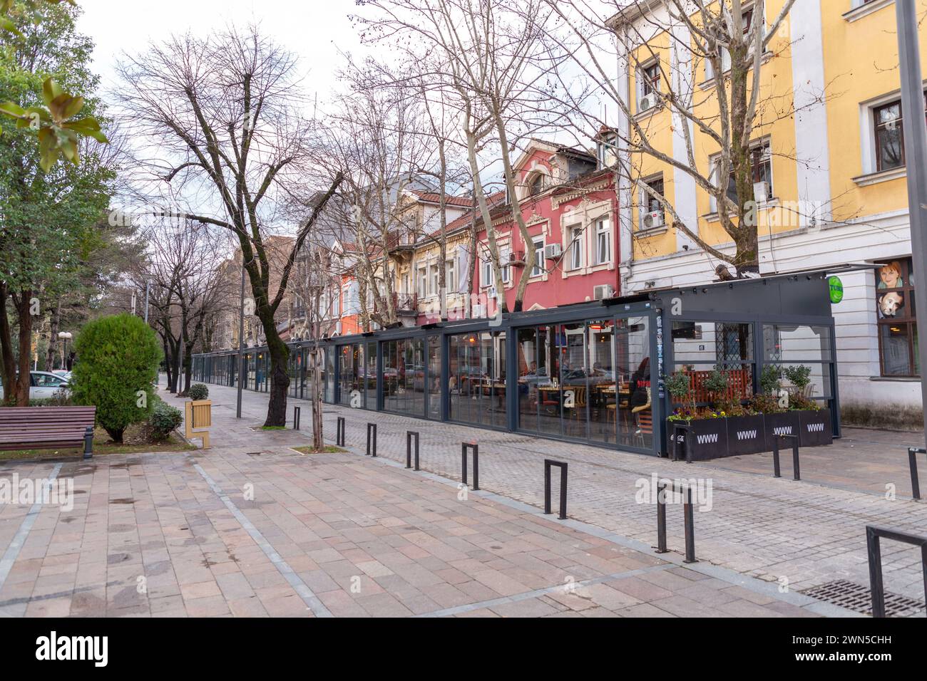 Podgorica, Monténégro - 12 février 2024 : architecture générique et vue sur la rue à Podgorica, la capitale du Monténégro. Banque D'Images