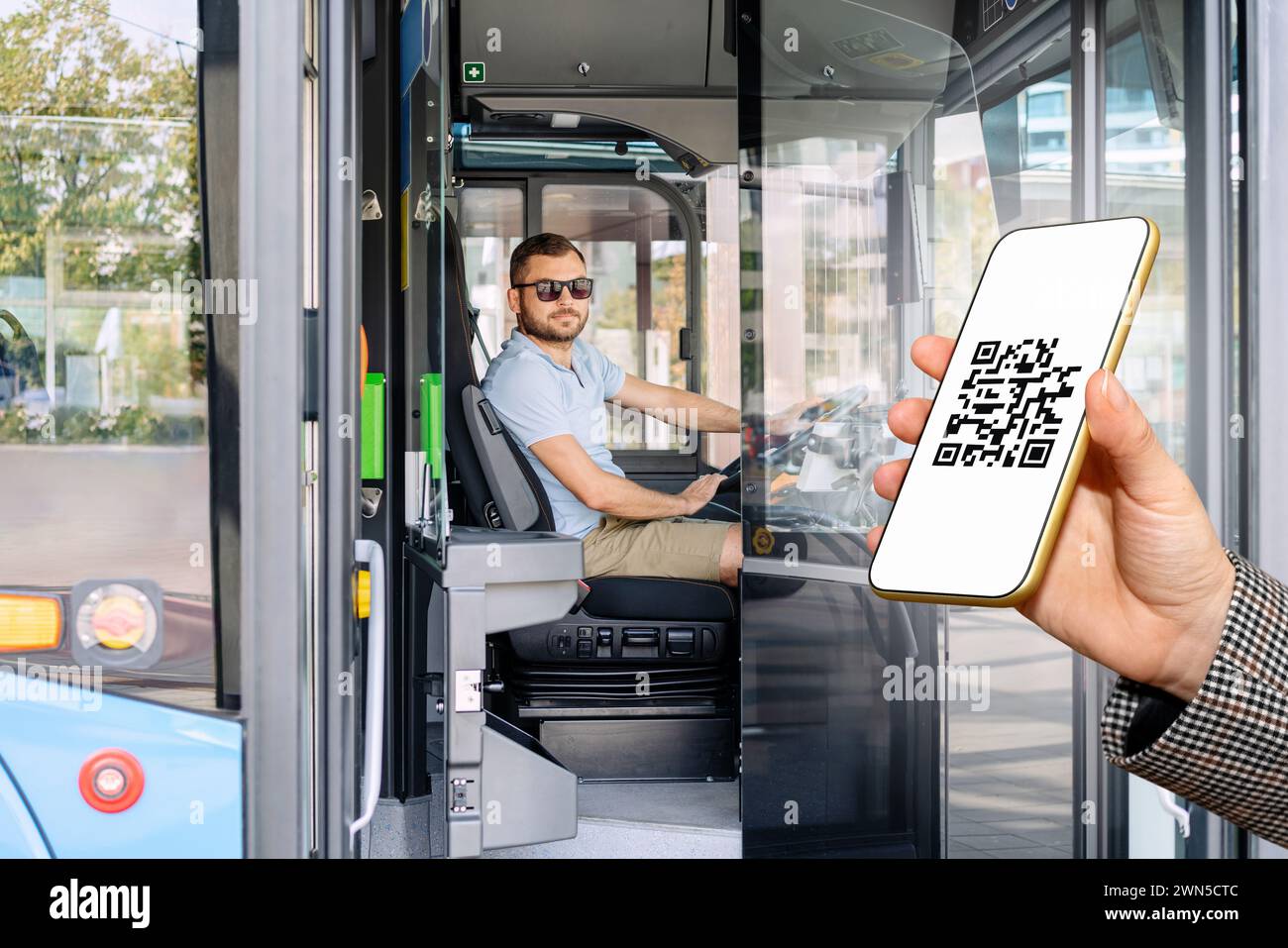 QR-code sur l'écran du téléphone devant le chauffeur de bus. Billet numérique pour les transports en commun. Banque D'Images