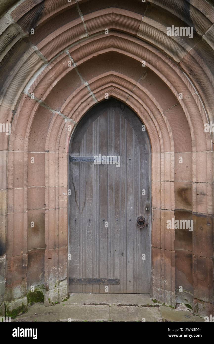 La Tour penchée du Sud Cheshire à St Chad, église de style gothique à Wybunbury - un bâtiment classé Grade II et site du patrimoine national. Banque D'Images