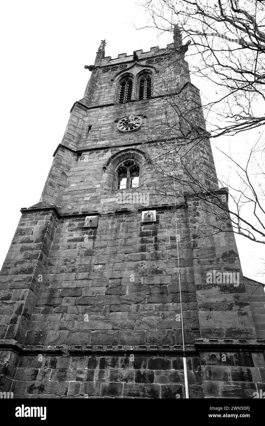 La Tour penchée du Sud Cheshire à St Chad, église de style gothique à Wybunbury - un bâtiment classé Grade II et site du patrimoine national. Banque D'Images