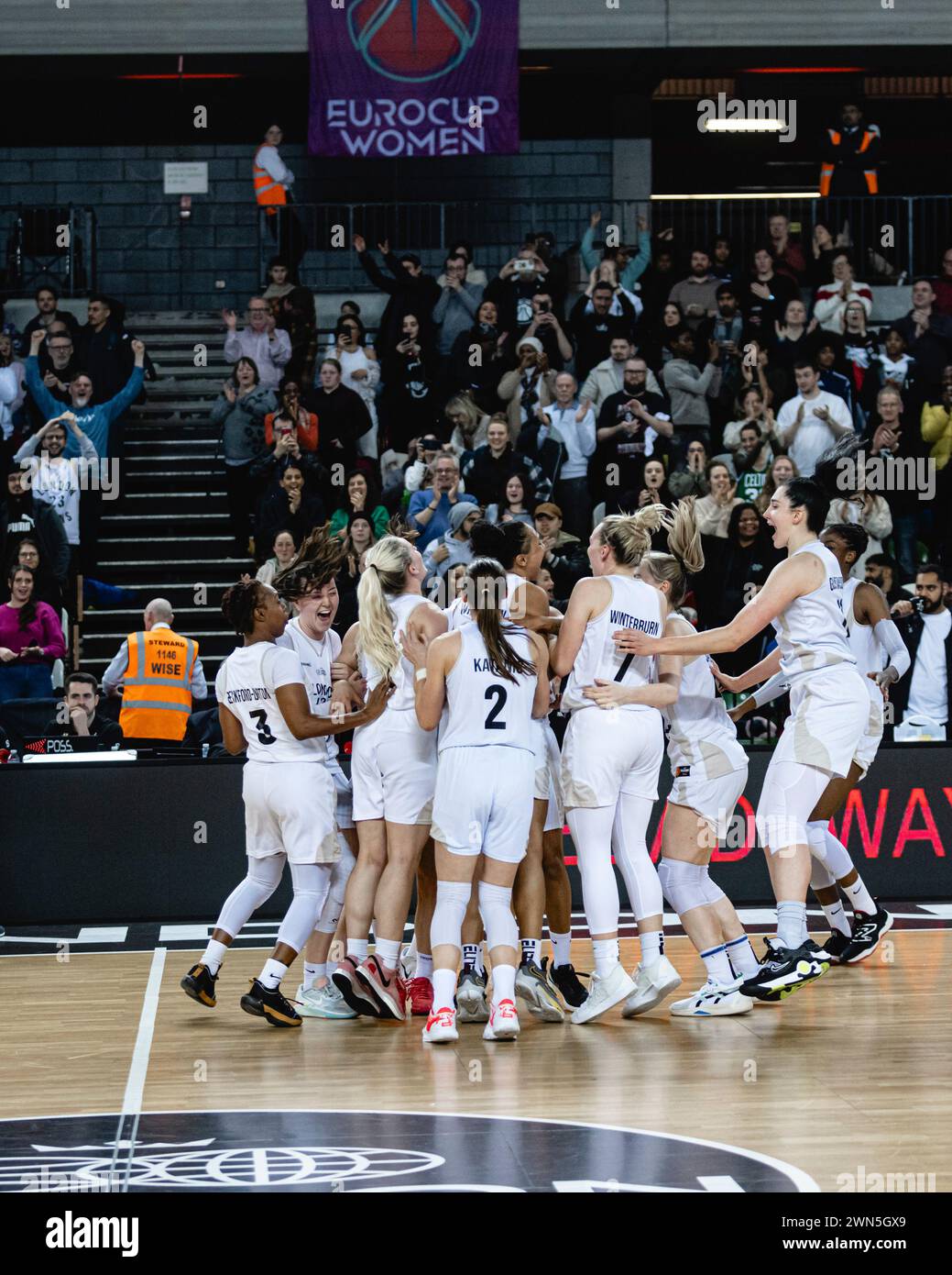 Les Lions de Londres battent Kayseri Basketbol dans la deuxième manche des quarts de finale de l'EurocupWomen et progressent vers les demi-finales. Copperbox Arena, Londres, 28 février 2024. Les lions célèbrent la victoire. copyright caroljmoir/alamy Banque D'Images
