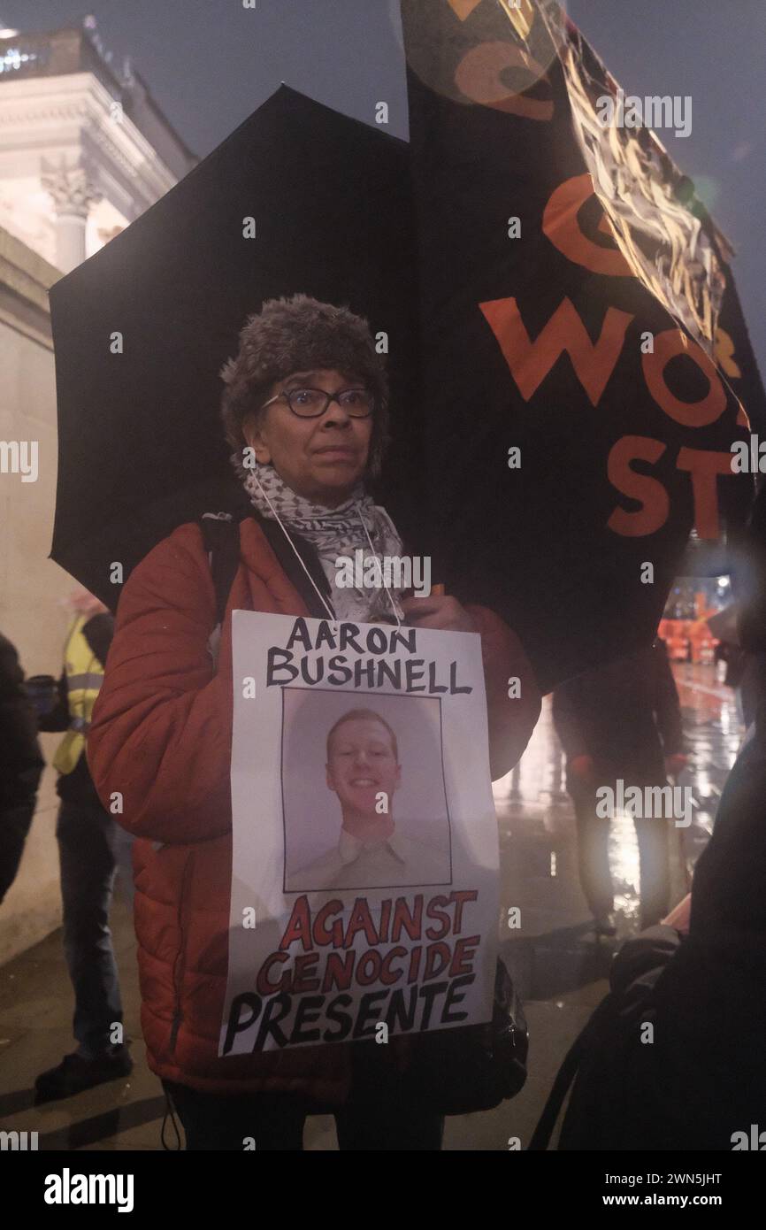 Londres, Royaume-Uni. 29 février 2024. Une veillée aux chandelles rend hommage à Aaron Bushnell, l'aviateur de l'armée de l'air américaine qui s'est incendié devant l'ambassade israélienne à Washington, DC pour sensibiliser à ce qui se passe en Palestine. Crédit : Joao Daniel Pereira/Alamy Live News Banque D'Images