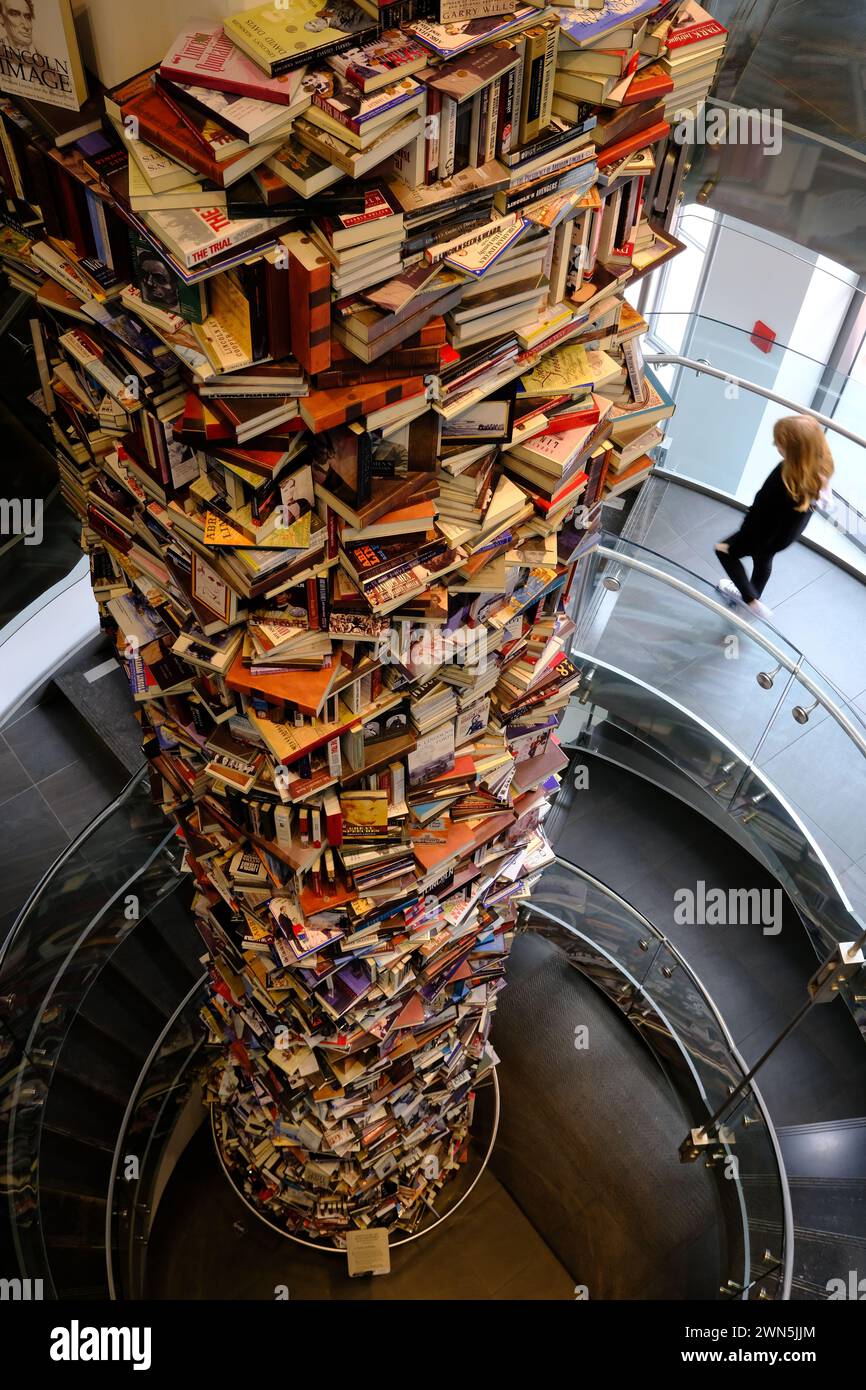 La tour de livre d'installation d'art de 34 pieds comprenant plus de 15 000 livres écrits sur Abraham Lincoln dans Petersen House.Ford's Theatre National Historic site.Washington DC.USA Banque D'Images