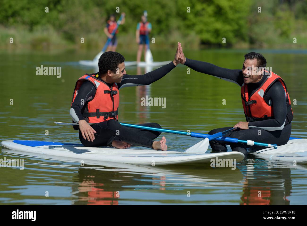 surfeurs débutants faisant un high fives Banque D'Images