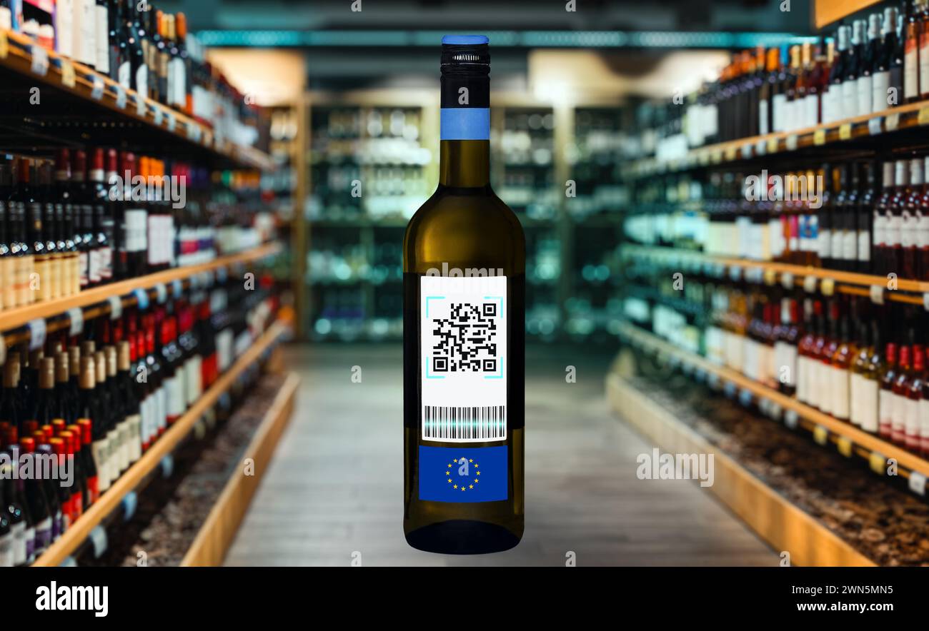 Norme de l'Union européenne pour l'étiquetage des bouteilles de vin. Bouteille de vin avec code à barres et code qr sur l'étiquette. Étiquette électronique. Banque D'Images