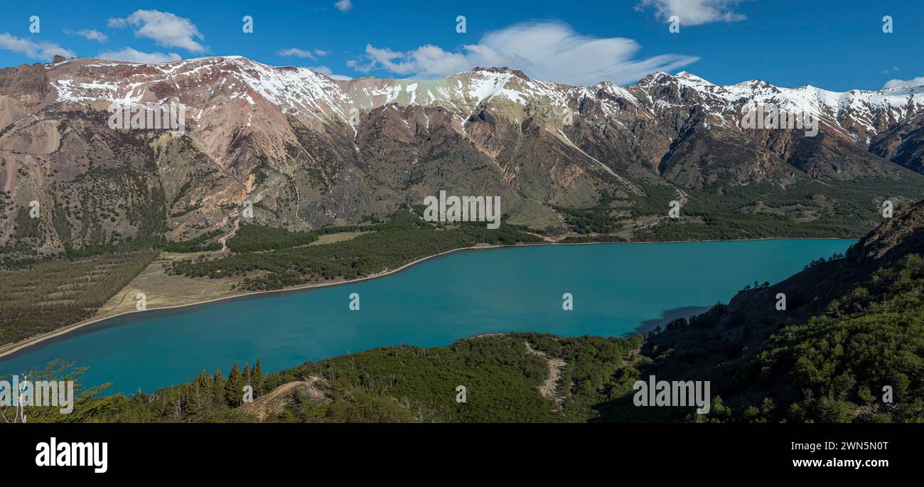 Vue panoramique sur le lac Lago Jeinimeni, point de vue le plus élevé sur le sentier jusqu'à la colline, Jeinimeni NP, section du parc Patagonia, Patagonia, Chili Banque D'Images