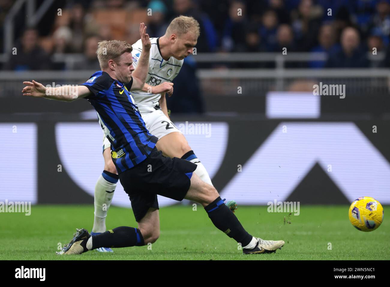 Milan, Italie. 28 février 2024. Davy Klaassen du FC Internazionale bloque une tentative de tir de Mitchel Bakker d'Atalanta lors du match de Serie A à Giuseppe Meazza, Milan. Le crédit photo devrait se lire : Jonathan Moscrop/Sportimage crédit : Sportimage Ltd/Alamy Live News Banque D'Images