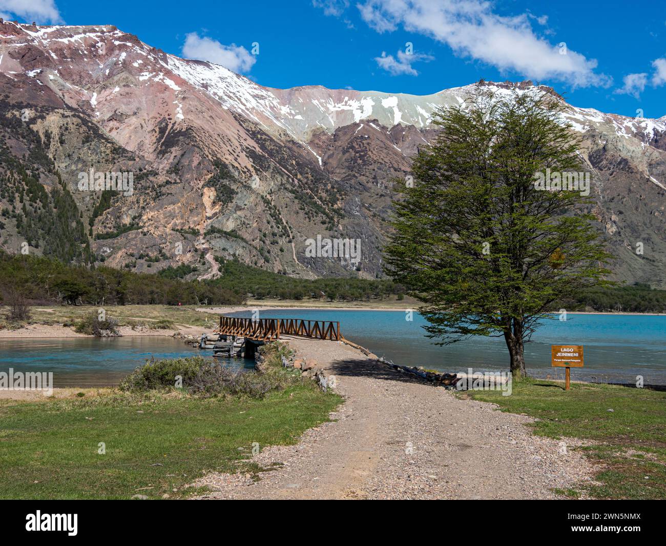 Lac Lago Jeinimeni, pont sur la rivière qui coule du lac, Jeinimeni NP, section du parc Patagonie, Patagonie, Chili Banque D'Images