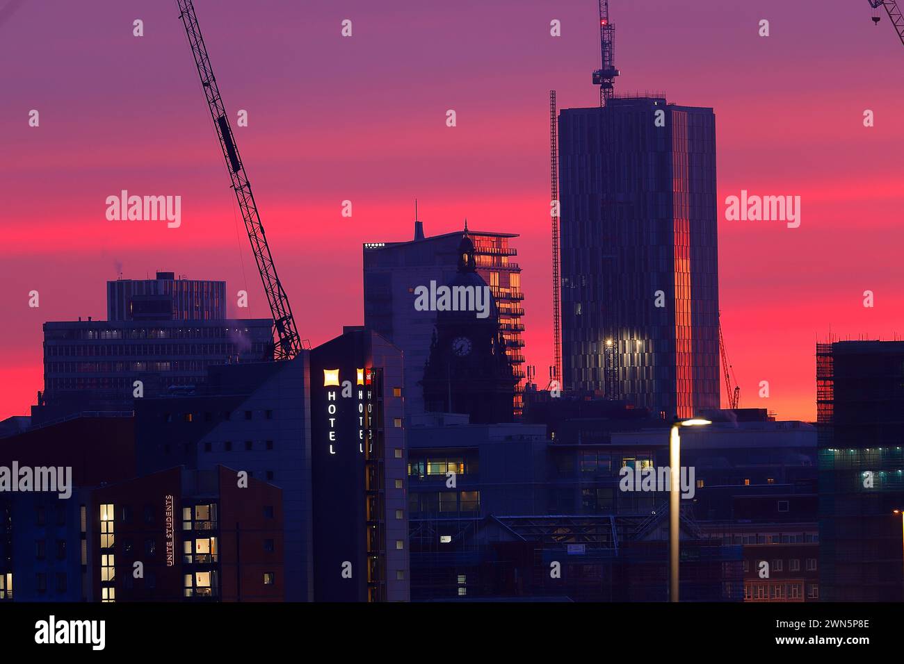 Leeds City Centre au lever du soleil. Banque D'Images