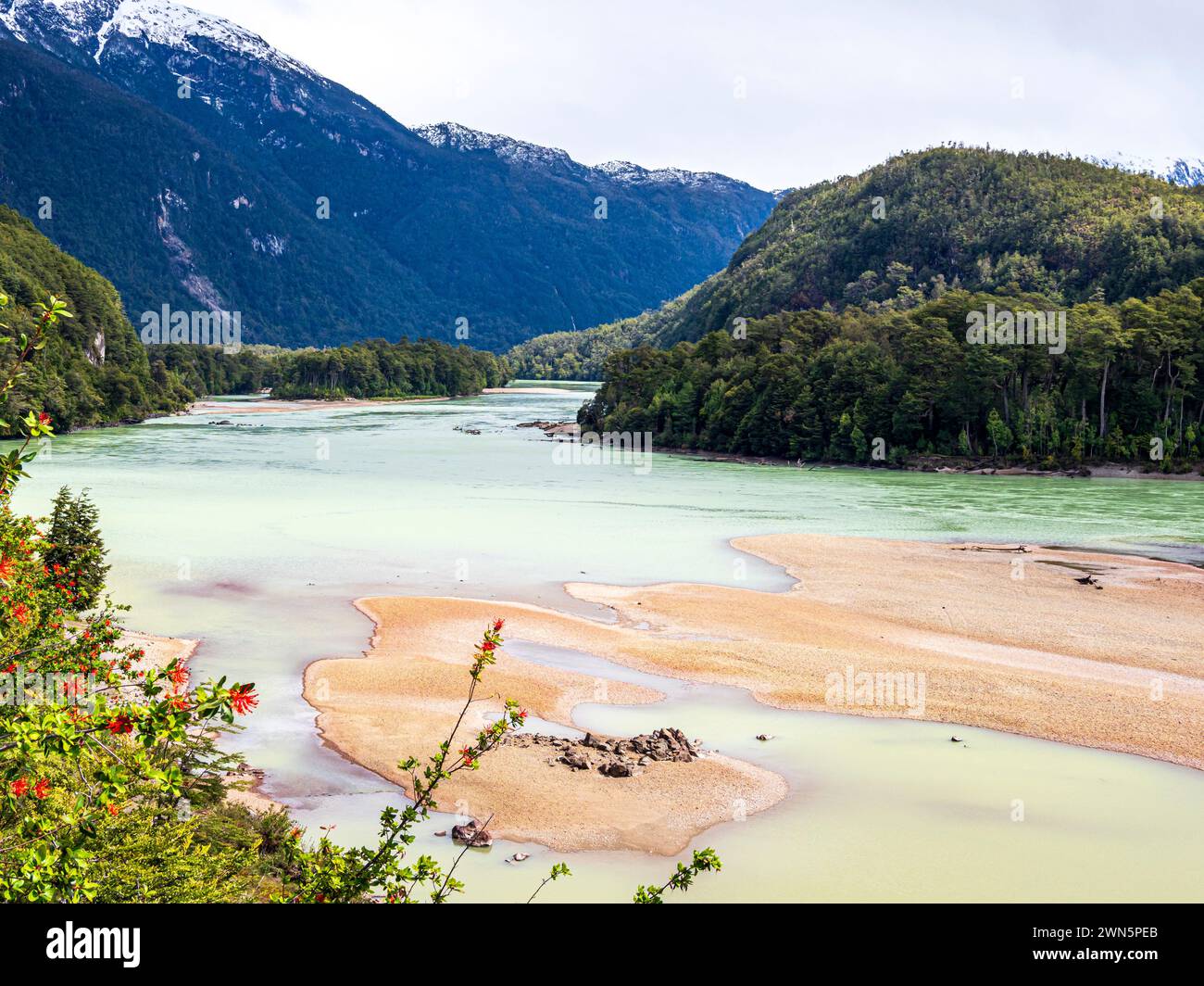 Banc de sable dans la rivière Rio Baker village en amont Caleta Tortel, route Carretera Austral, réflexions sur l'eau, Patagonie, Chili Banque D'Images