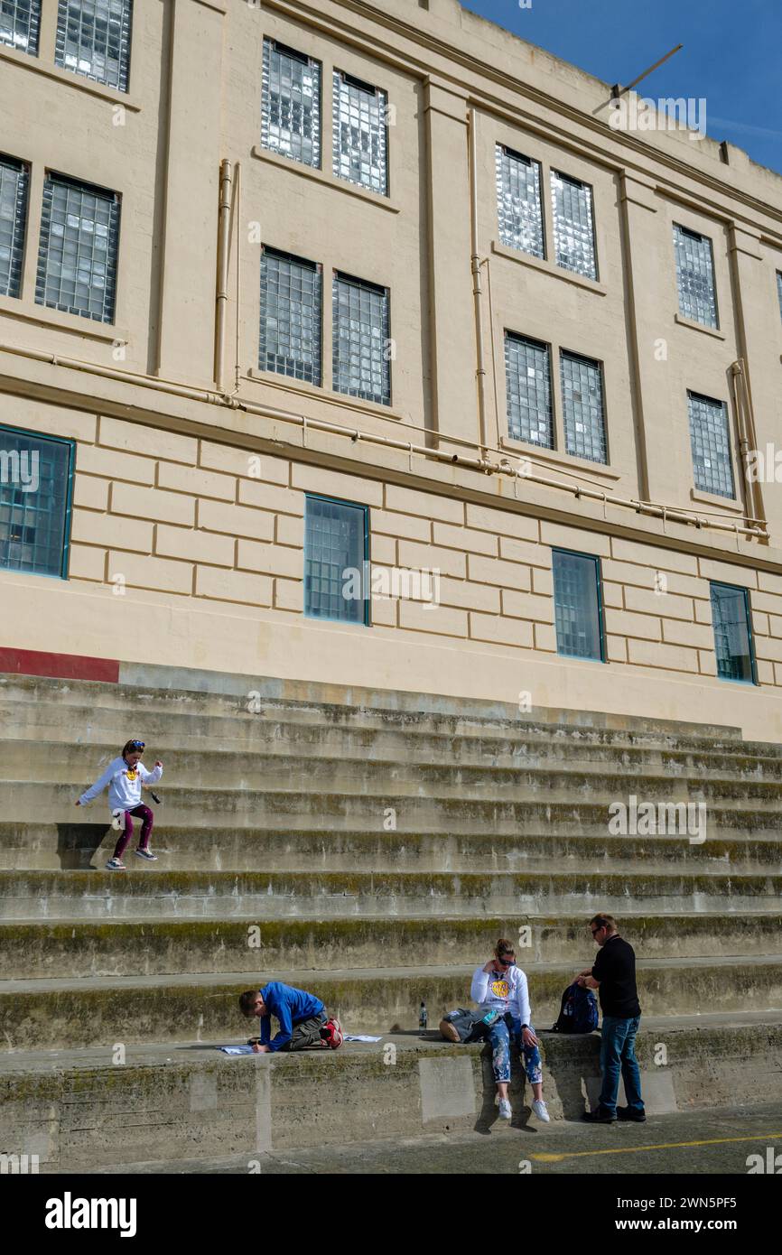 Touristes dans la cour d'exercice à Alcatraz, San Francisco, Californie, États-Unis Banque D'Images