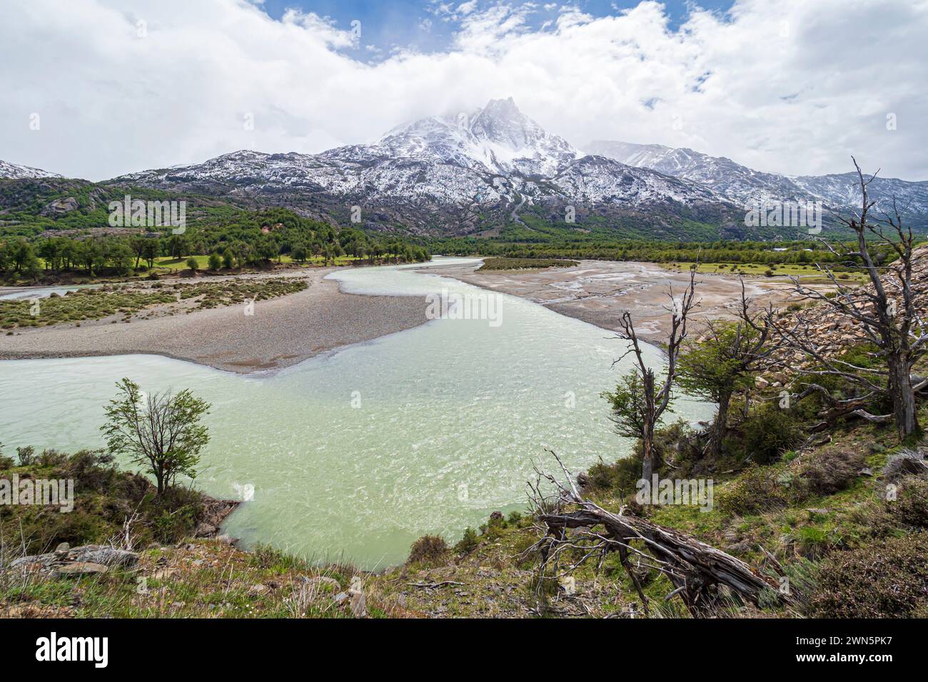 Rio Ventisquero, partie supérieure de Rio Mayer, large rivière ramifiée, montagnes enneigées, près de Villa O Higgins, Patagonie, Chili Banque D'Images